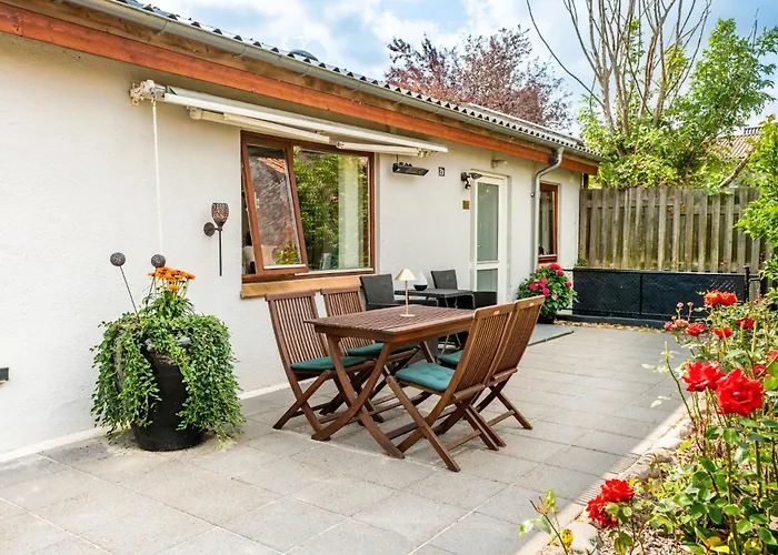 Skylight Lodge - Private Terrace, Free Parking & Walk To City
